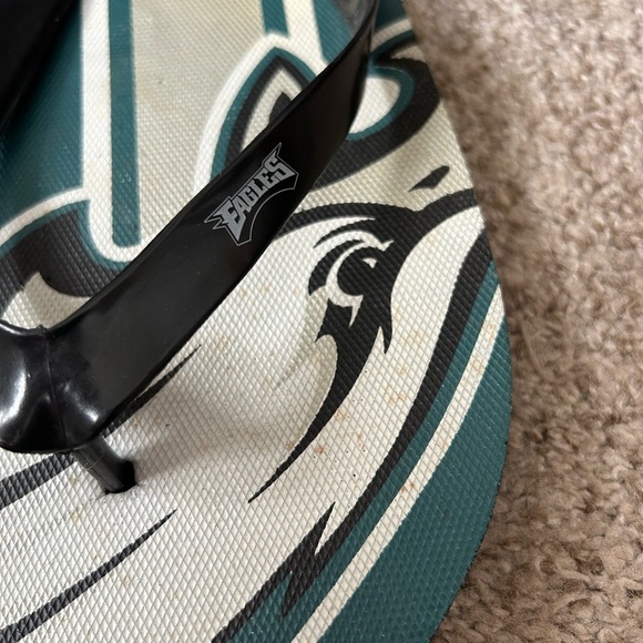 Forever Collectibles Philadelphia Eagles Flip Flops. Sandals. Football. NFL. - Picture 5 of 12